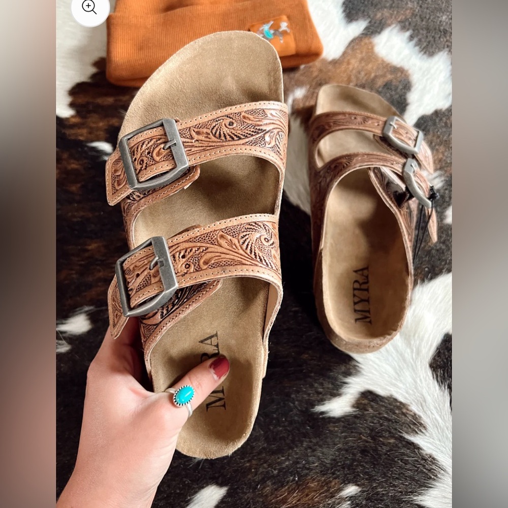 Size 7 Myra sandals footo